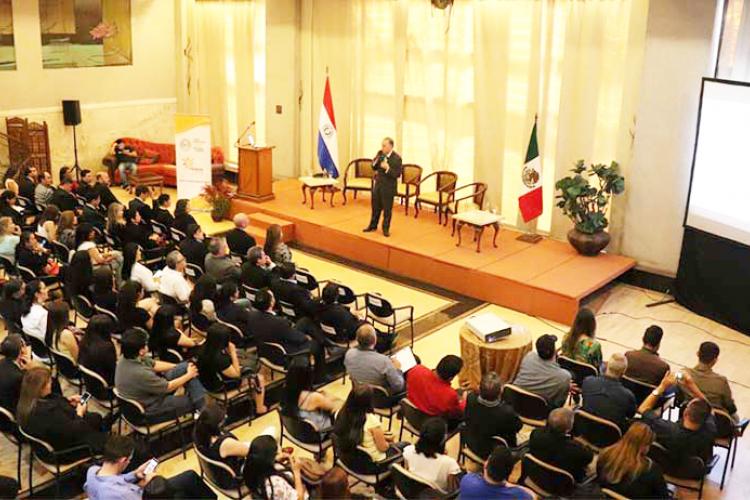 El Dr. Francisco Madrid Flores imparte conferencia magistral en Paraguay 