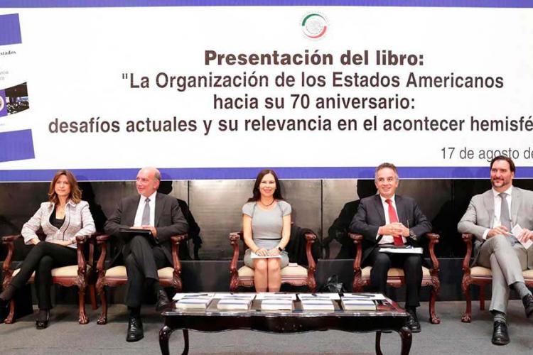 Egresado Gerardo de Icaza presenta libro en el Senado de la República