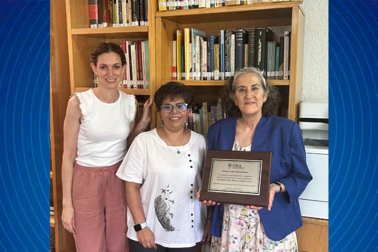 Linda R. Manzanilla Naim visita el CEICA para conocer la biblioteca que lleva su nombre