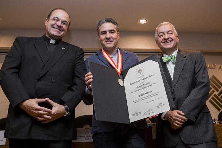Entregamos la Medalla Anáhuac en Turismo y Gastronomía 2017 al Chef Mikel Alonso