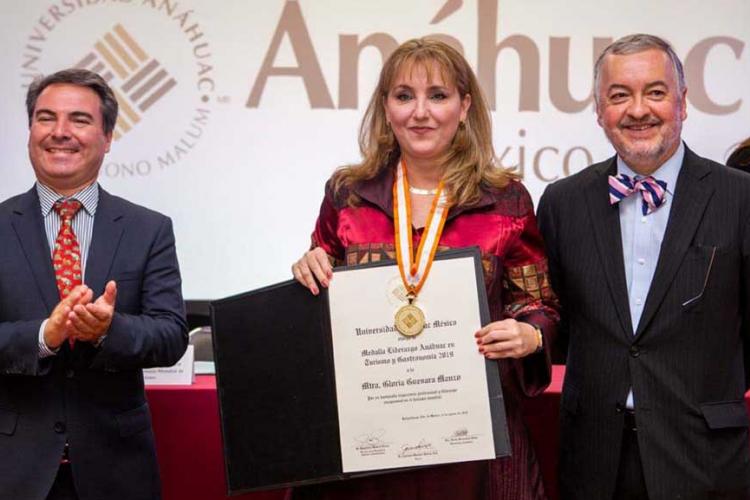 Medalla Liderazgo Anáhuac a una de nuestras egresadas más destacadas, Gloria Guevara