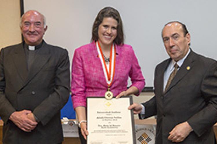 La Dra. Rosario Laris Echeverría recibe la Medalla Liderazgo Anáhuac en Bioética 2016