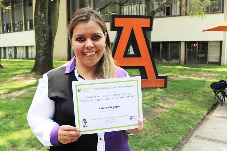 La Dra. Paulina Segarra recibe el Best Critical Dissertation Award