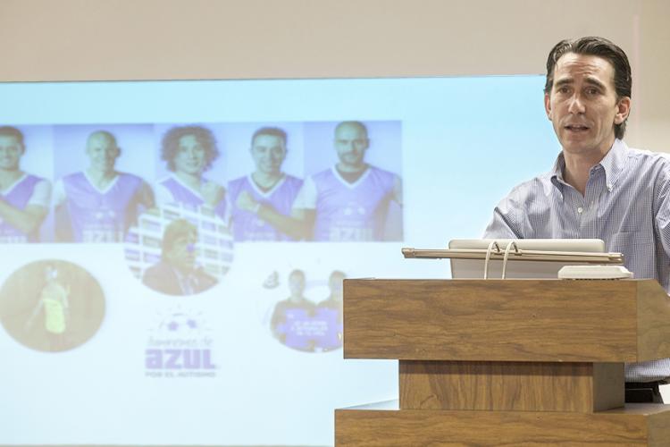 Presidente de Iluminemos Azul imparte conferencia en la Anáhuac