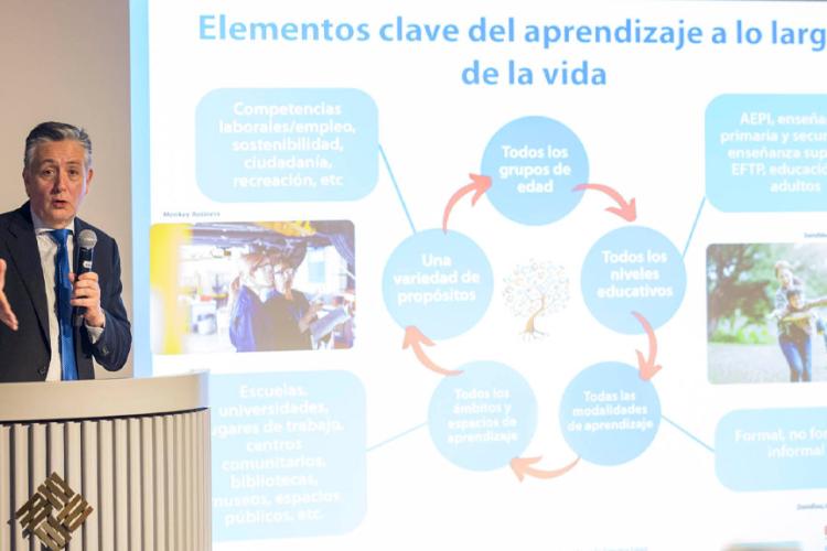 Raúl Valdés destaca relvancia del programa Anáhuac Senior