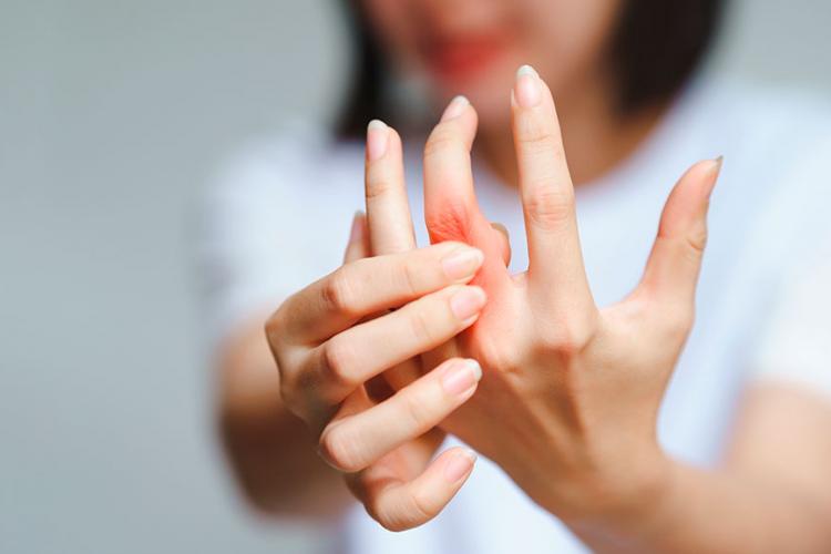 Tronarse los dedos no produce artritis