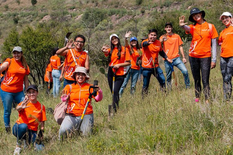 Voluntarios Anáhuac participan en la Reforestación ASUA 2022