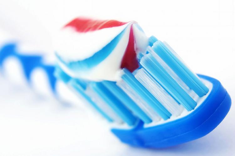 Alumna desarrolla cepillo de dientes para niños con síndrome de down y problemas motrices 