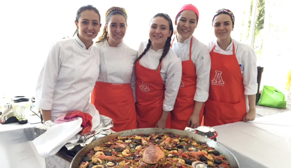 La Comunidad Anáhuac se reúne en el 5° Festival de la Paella