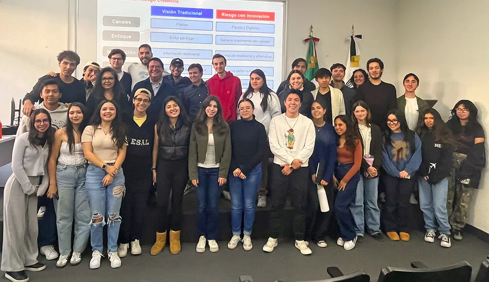 Efrén Beltrán comparte las claves del análisis de riesgo crediticio a alumnos de Actuaría  