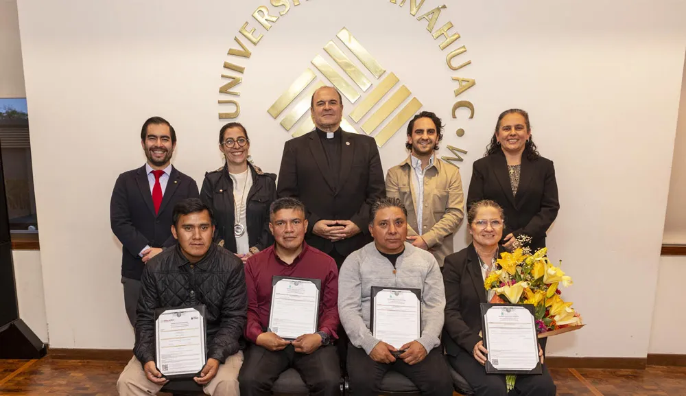 Colaboradores Anáhuac concluyen estudios de preparatoria y secundaria 