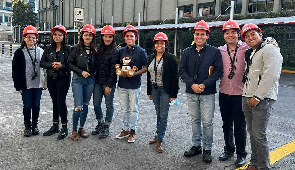 Alumnos de Ingeniería visitan la fábrica de Jabón La Corona