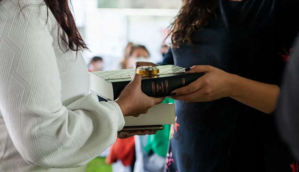 Alumnos reciben sacramentos de iniciación cristiana