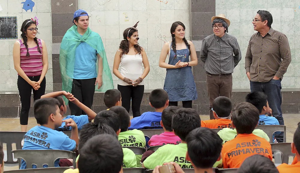 Alumnos de Teatro llevan “Volchito, máquina del tiempo” al Asilo Primavera