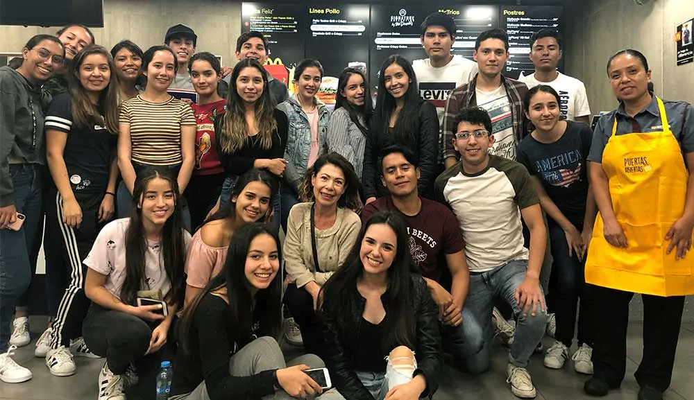 Alumnos de Economía y Negocios participan en el programa Puertas Abiertas de McDonald’s