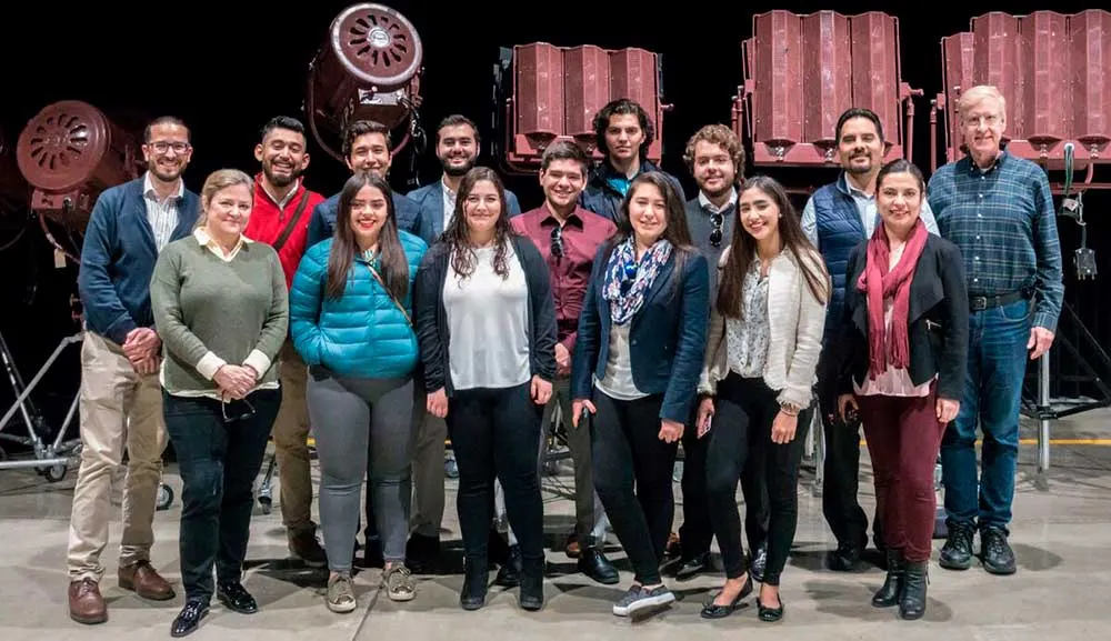 Alumnos realizan viaje académico a Los Ángeles