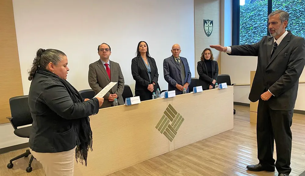 El Dr. Rafael Bustos concluye doctorado con tesis con Mención Honorífica 