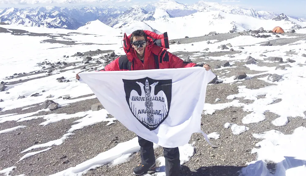 Daniel Graff ondea bandera de la Anáhuac en cima del Aconcagua