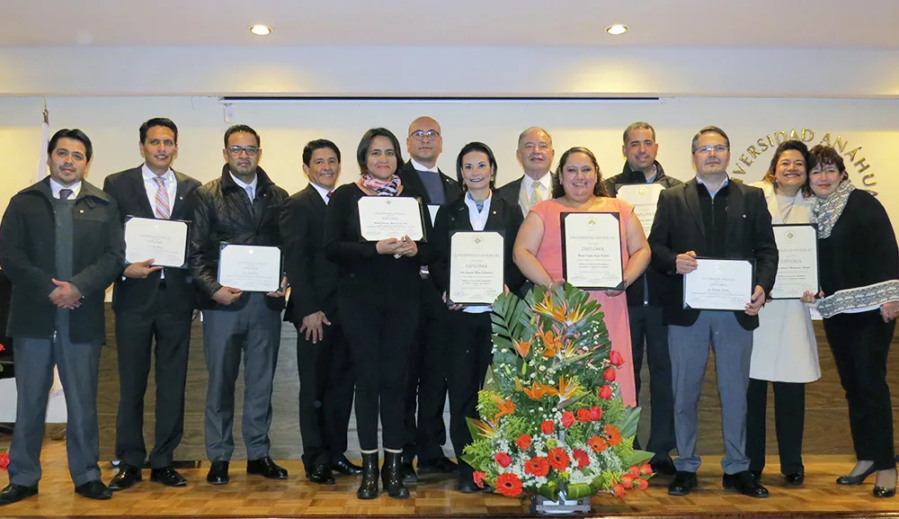 Entrega de Diplomas a egresados de programas de educación continua