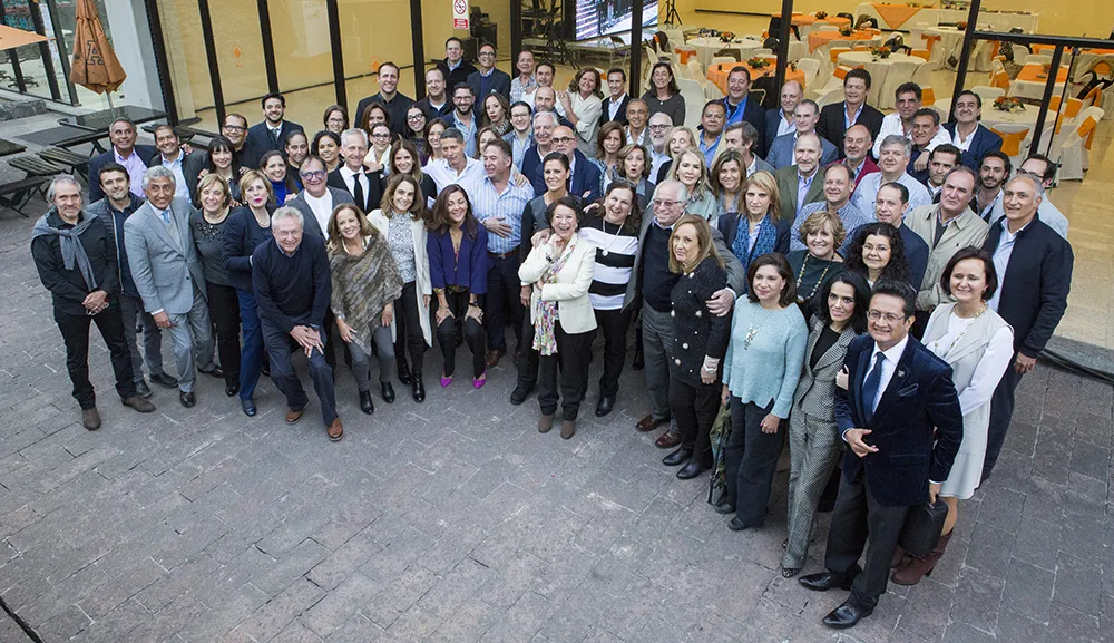 Escuela de Arquitectura celebra 50 aniversario con comida para egresados