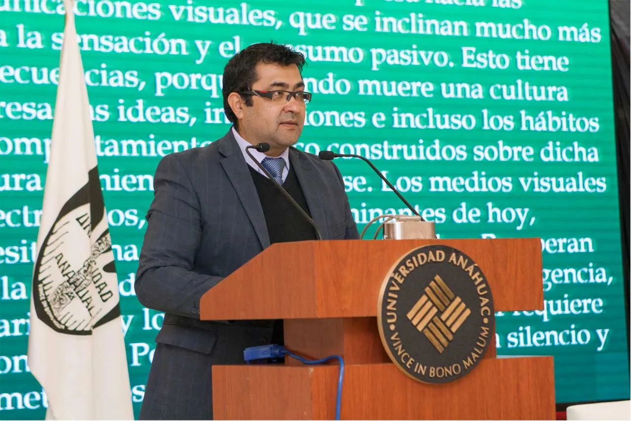 Catedrático de Humanidades presenta sus obras en la Feria del Libro Anáhuac 2016