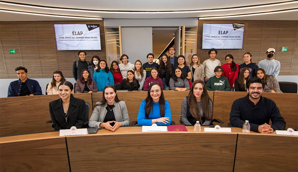 Integrantes de Sinergia y Crea dialogan con coordinadora de Proyectos y Vinculación del Canal del Congreso 