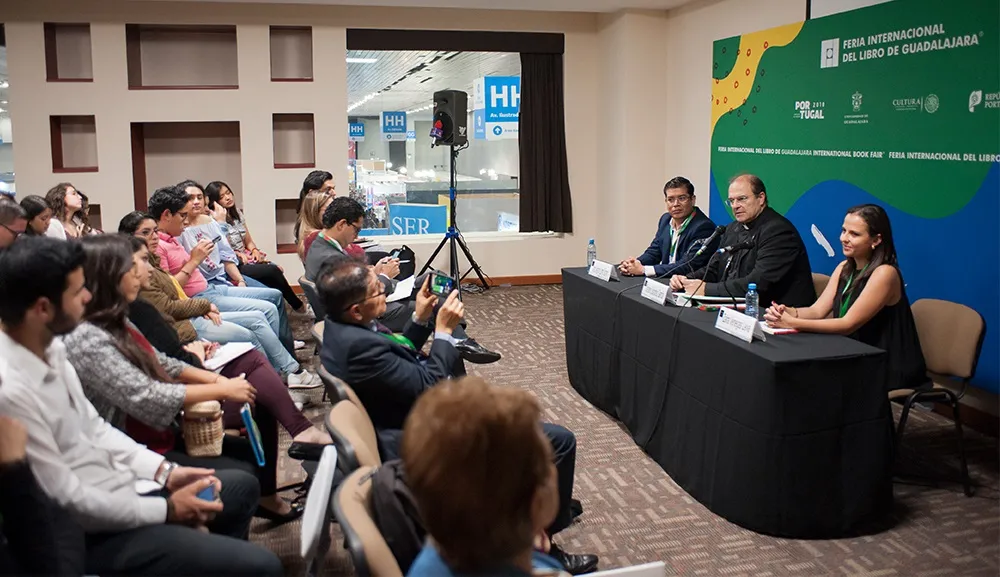 La valiosa experiencia del matrimonio, nuestro Rector presenta su nueva obra en FIL Guadalajara