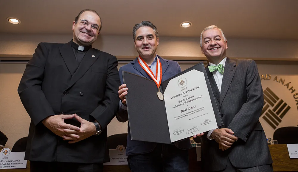 Entregamos la Medalla Anáhuac en Turismo y Gastronomía 2017 al Chef Mikel Alonso