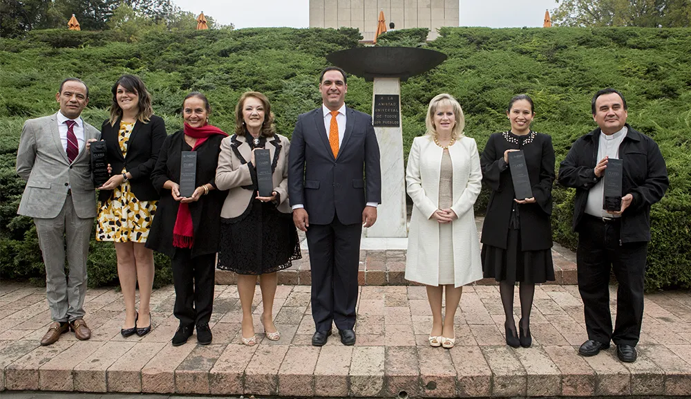 Reconocemos la responsabilidad social de empresarios y organizaciones con los Premios CLARES 