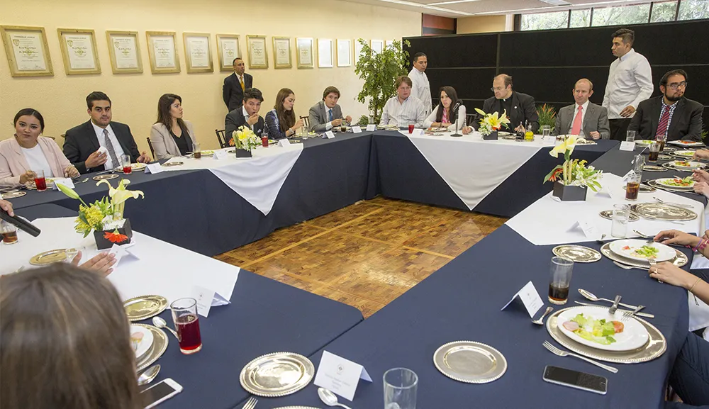 Nuestro Rector recibe a los alumnos miembros de FESAL