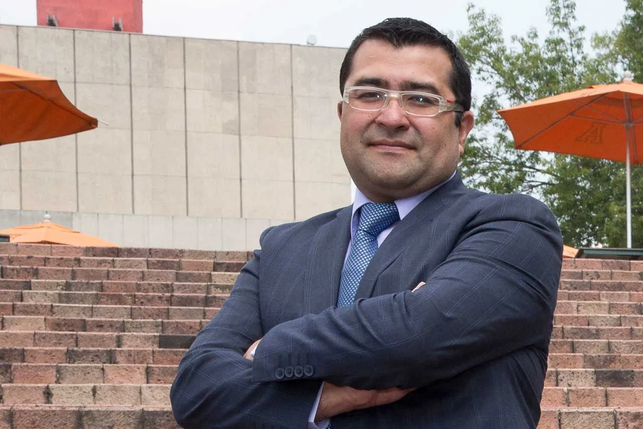 Titular de la Cátedra Hermenéutica Analógica publica artículo en revista