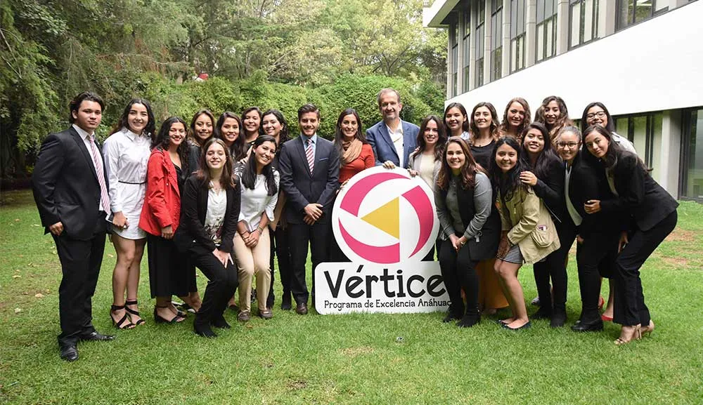 Alumnos de VÉRTICE dialogan con director de mercadotecnia de Grupo Bimbo