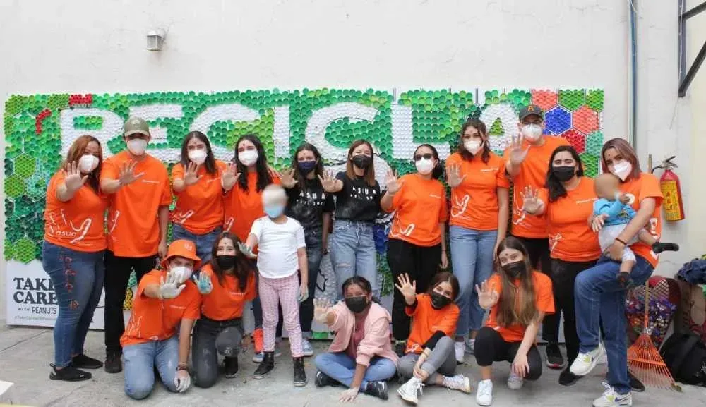 Voluntarios de ASUA visitan la Fundación Banco de Tapitas