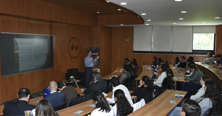 Alumnos de la Universidad Anáhuac se reúnen con el Secretario de Turismo del Municipio de Puebla