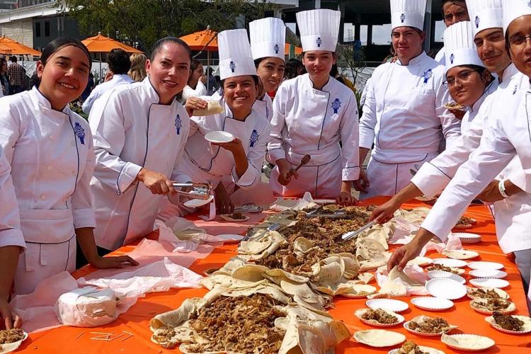 Alumnos de Gastronomía junto con CANIRAC romperán el Record Guinness