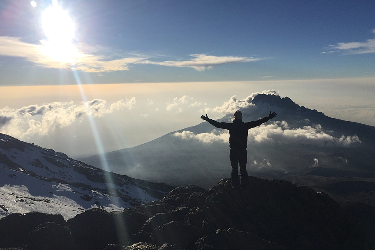 3 / 4 - Alumna de Administración asciende el Monte Kilimanjaro