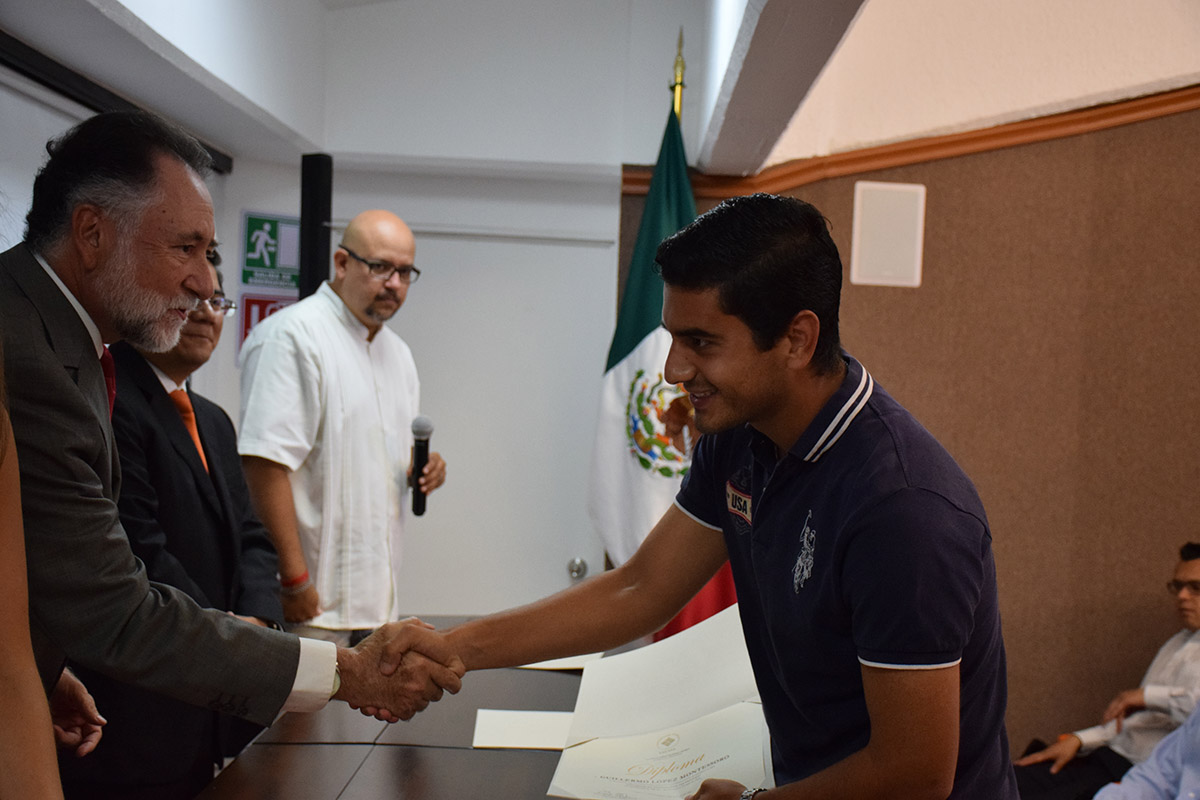8 / 20 - Concluye el primer ciclo de Diplomados Anáhuac 2016