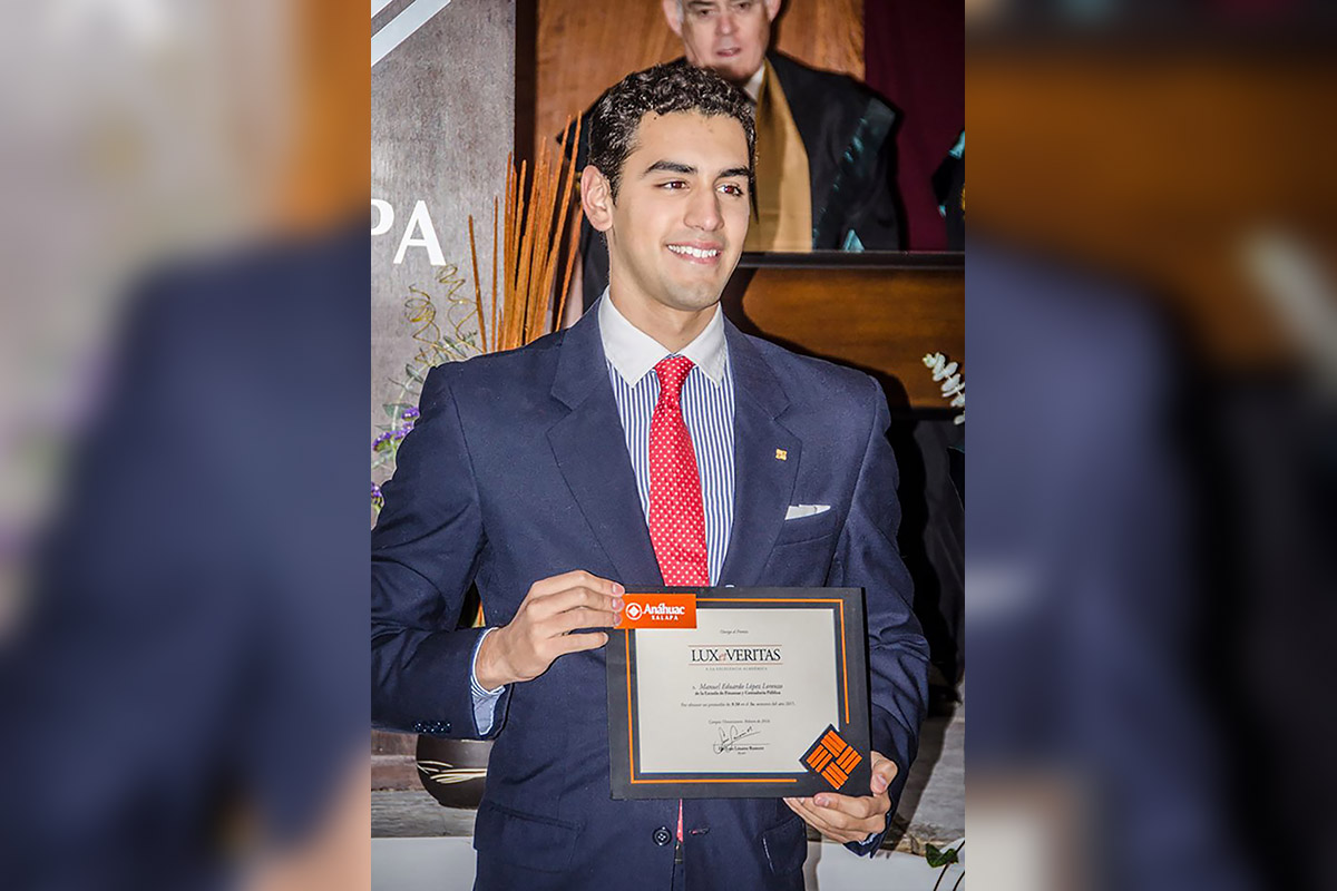 7 / 12 - Ceremonia de entrega de premios a la Excelencia Académica