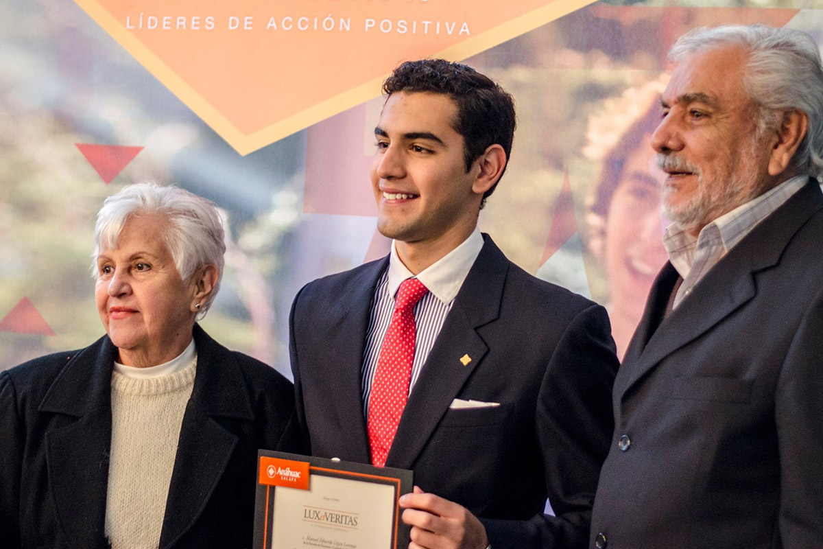 10 / 12 - Ceremonia de entrega de premios a la Excelencia Académica