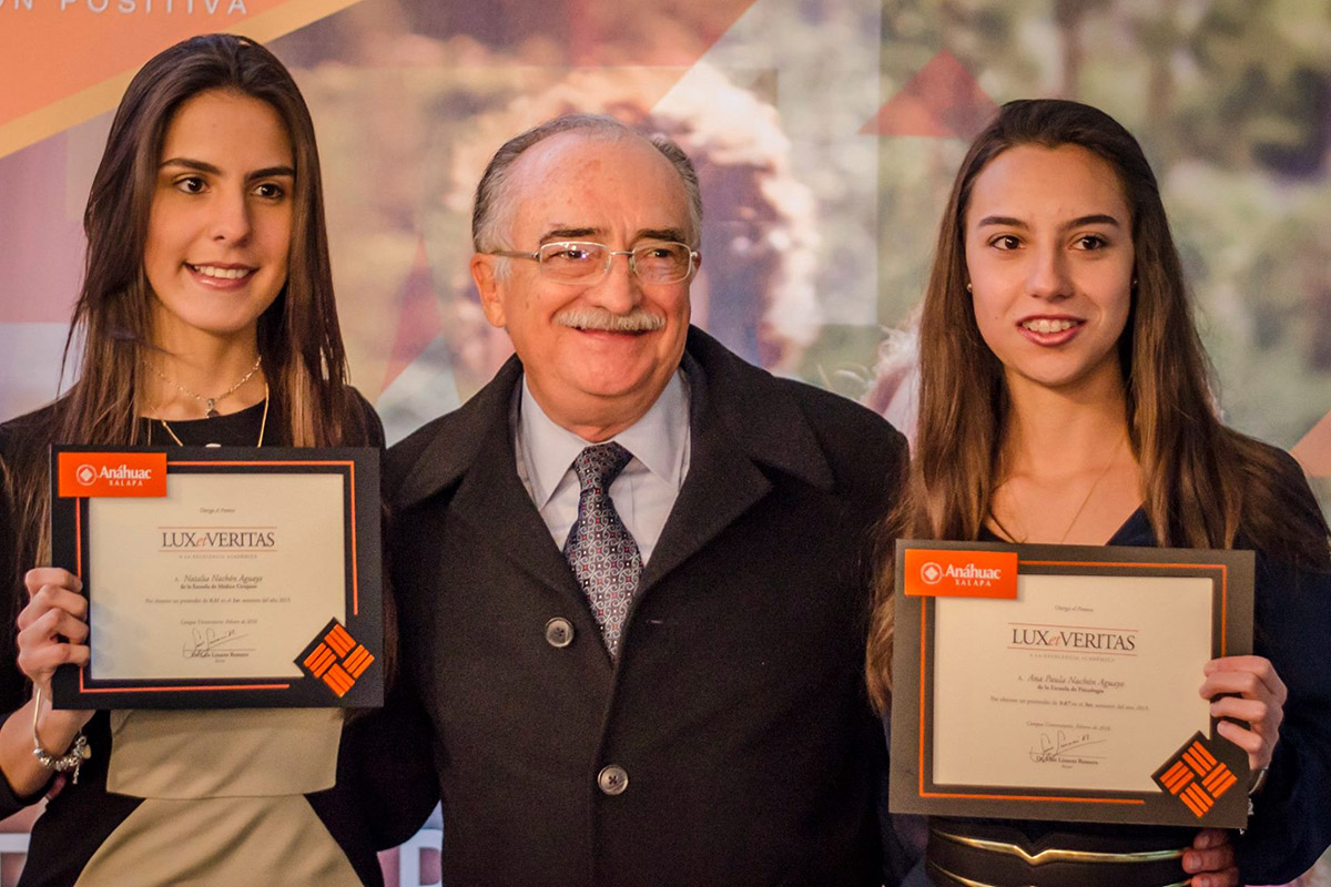 12 / 12 - Ceremonia de entrega de premios a la Excelencia Académica