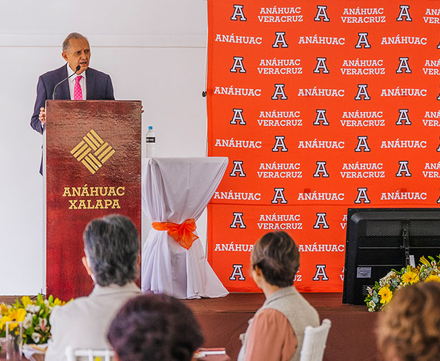 Distinguidas Figuras del Área de la Salud en la Presentación de Dos Nuevos Posgrados