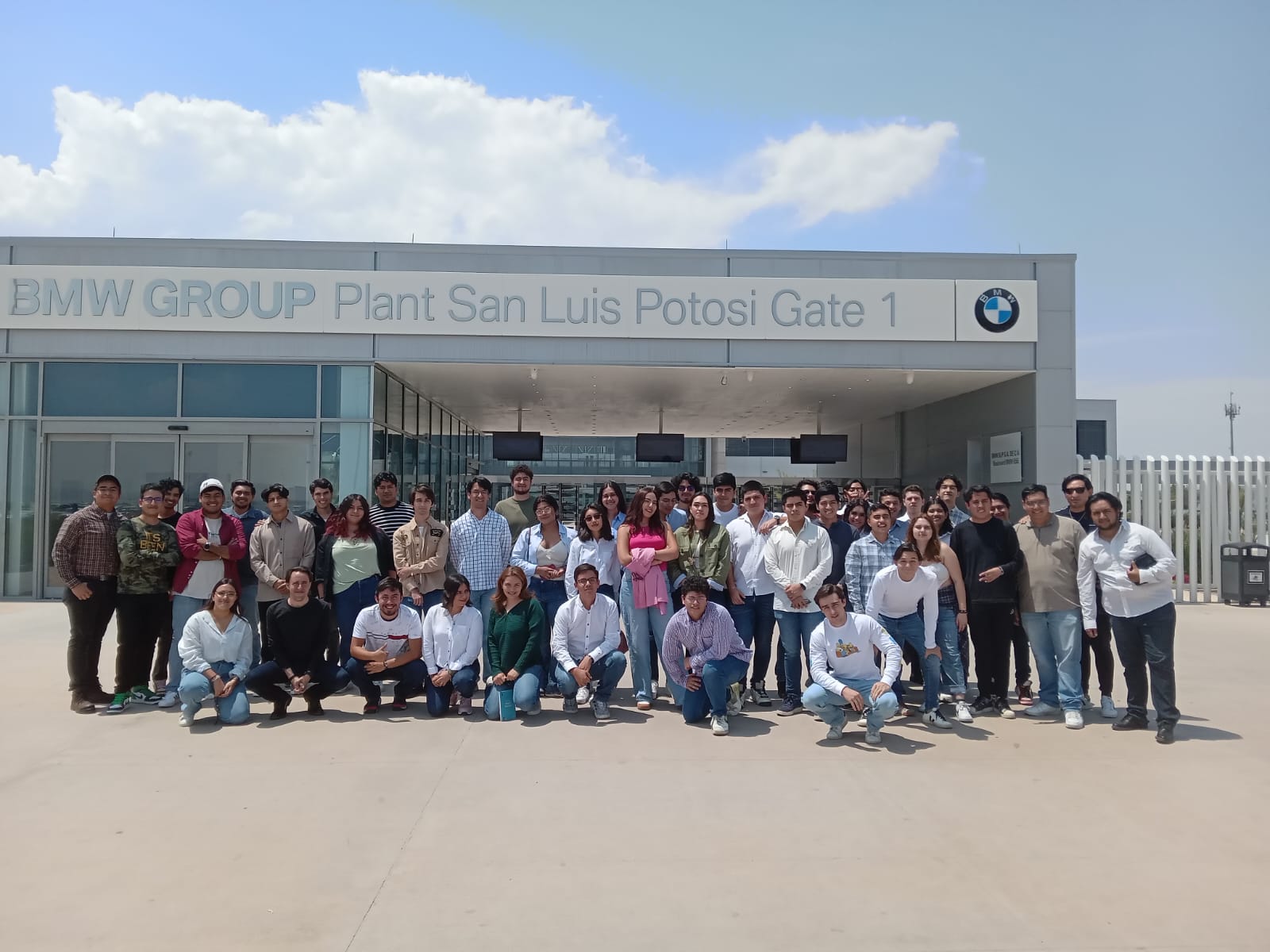 1 / 2 - Escuela de Ingeniería Visita BMW e IPICyT
