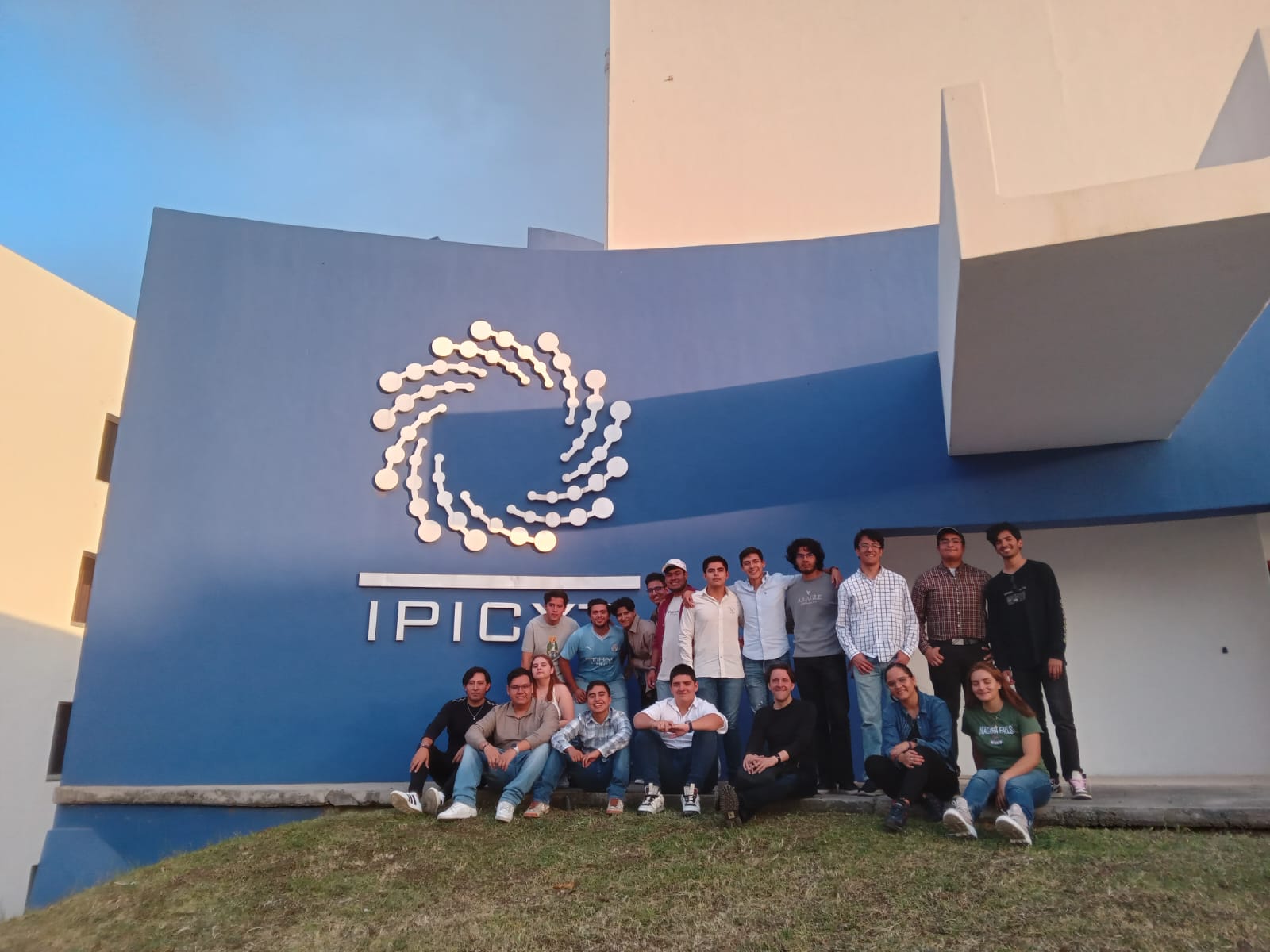 2 / 2 - Escuela de Ingeniería Visita BMW e IPICyT