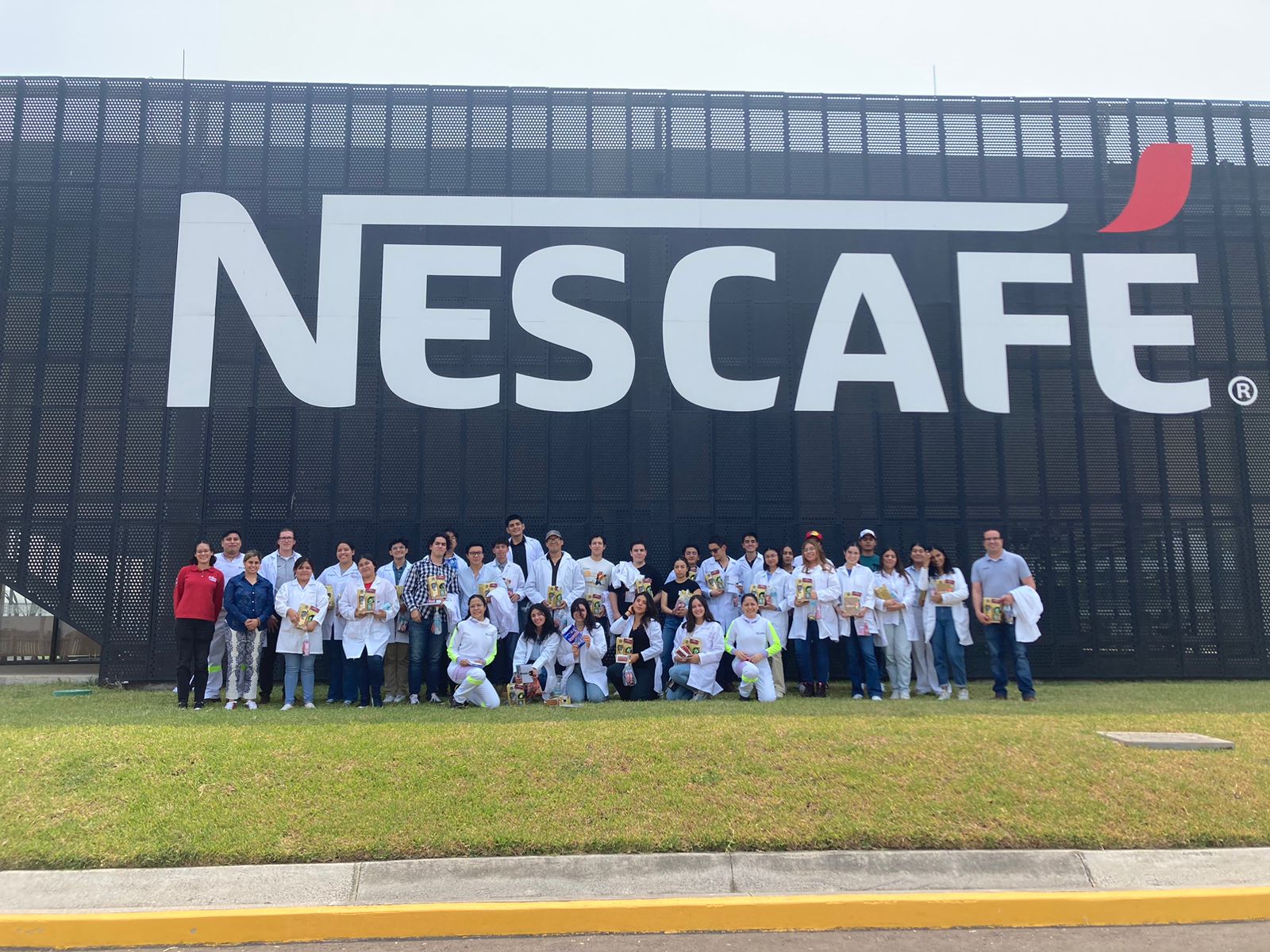 1 / 3 - Alumnos de la Escuela de Ingeniería Visitan Planta Nestlé Veracruz