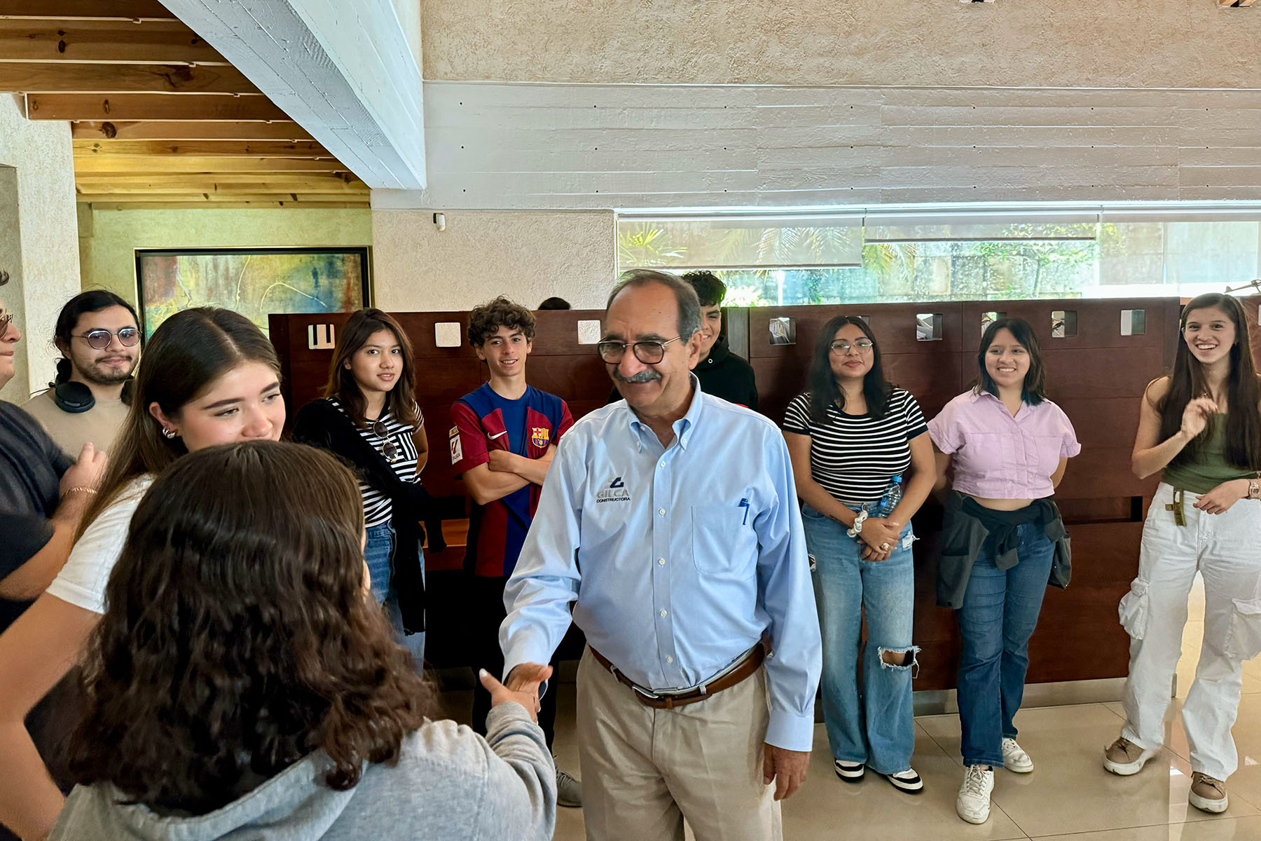 1 / 13 - Alumnos de Arquitectura Visitan Constructora GILCA