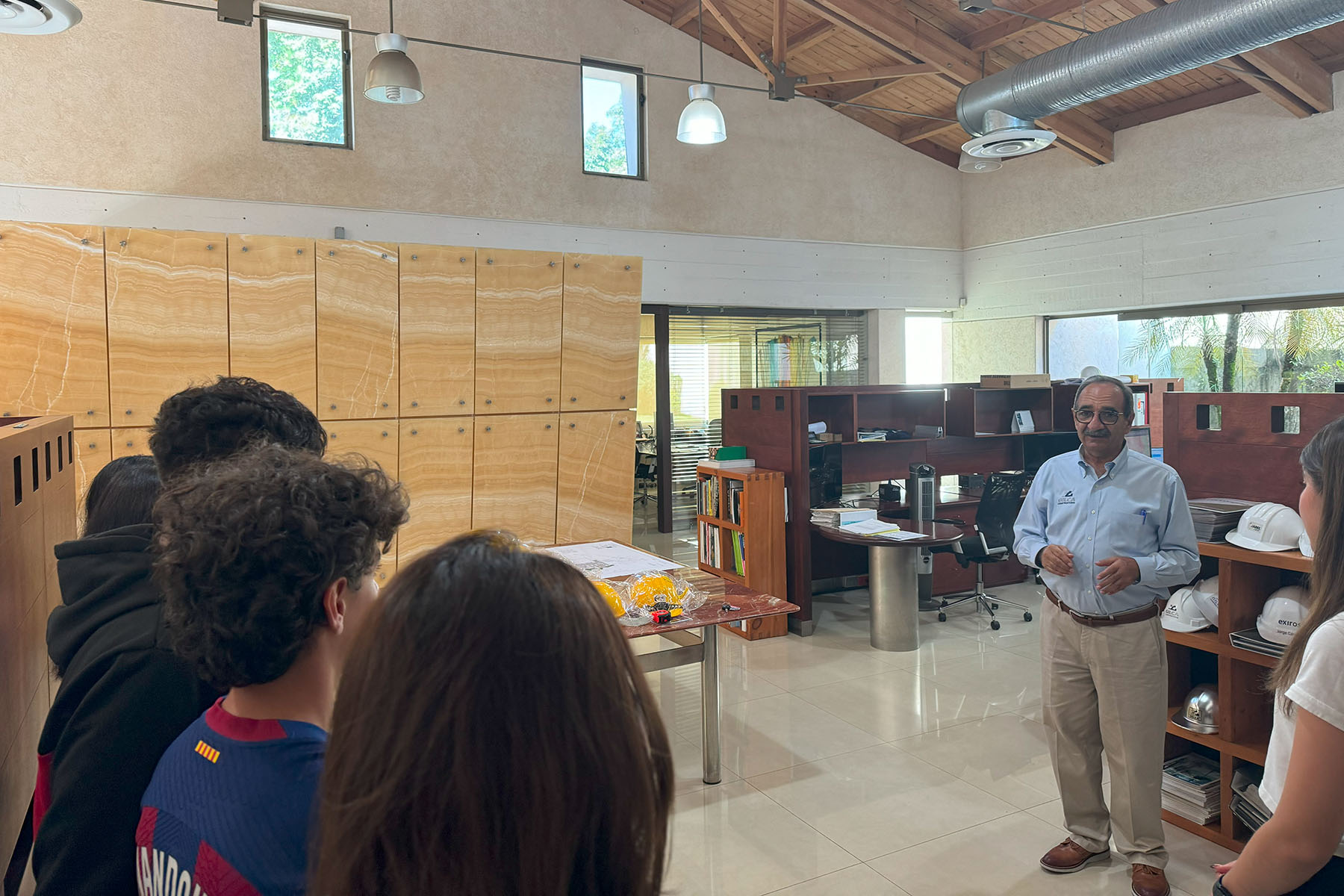 2 / 13 - Alumnos de Arquitectura Visitan Constructora GILCA