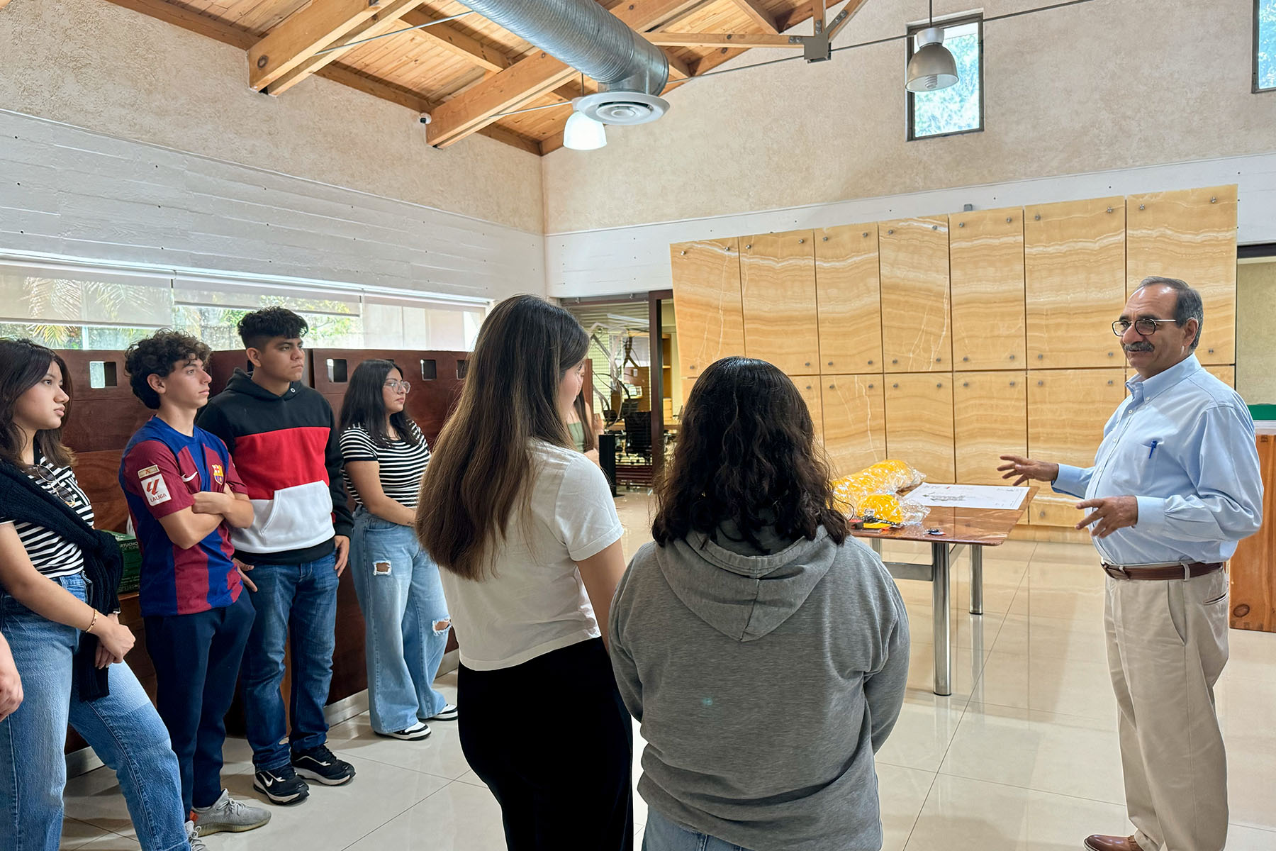 3 / 13 - Alumnos de Arquitectura Visitan Constructora GILCA