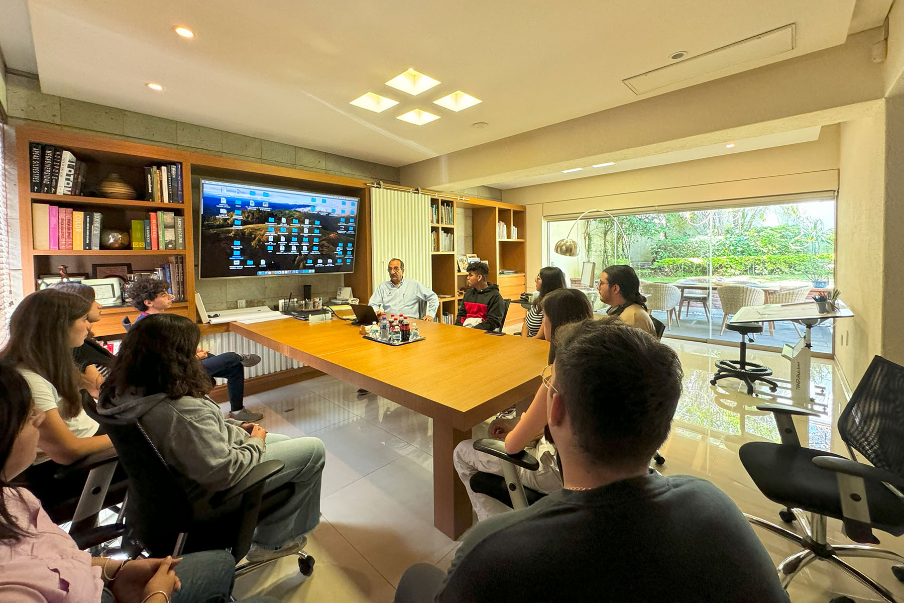 5 / 13 - Alumnos de Arquitectura Visitan Constructora GILCA