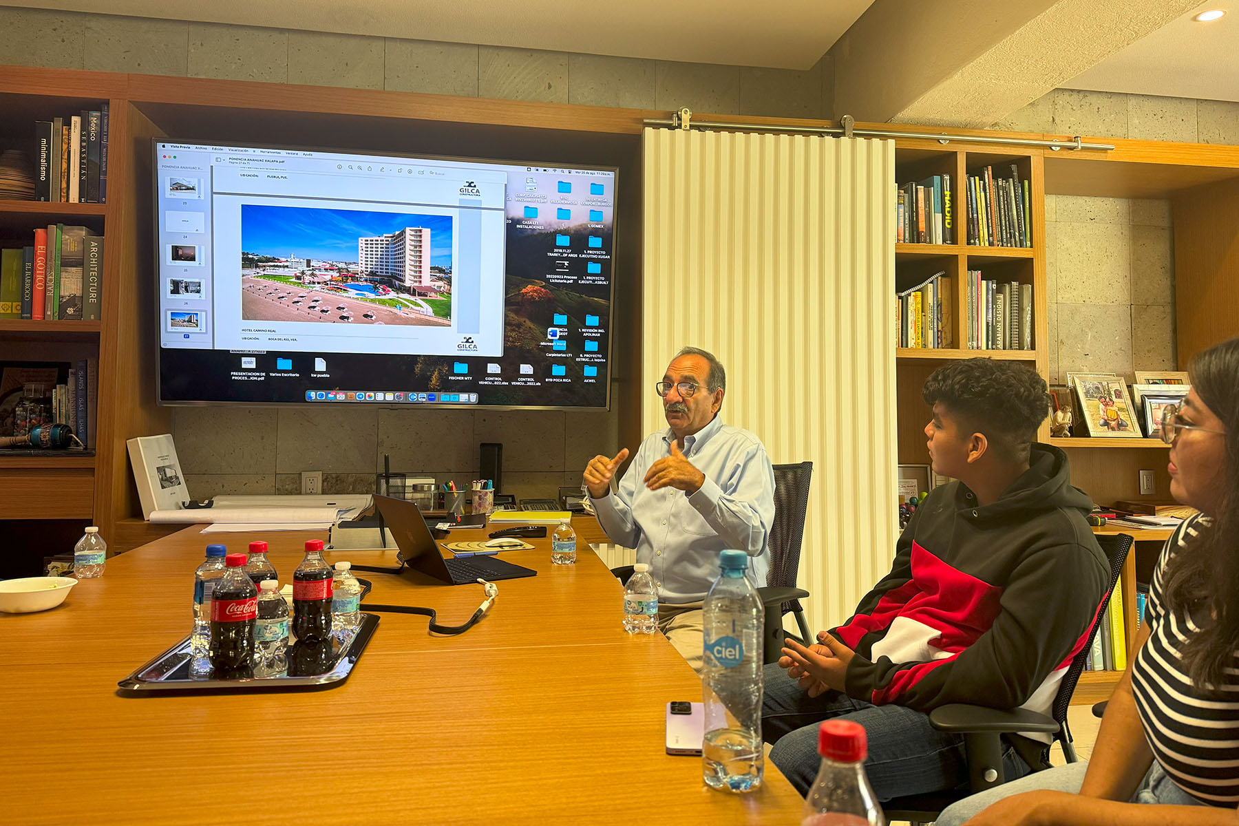 7 / 13 - Alumnos de Arquitectura Visitan Constructora GILCA