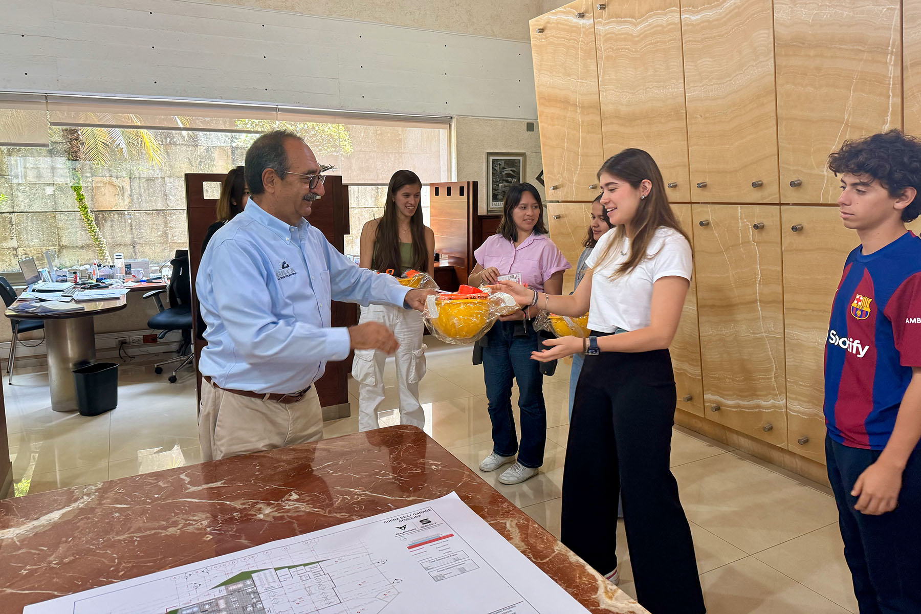 12 / 13 - Alumnos de Arquitectura Visitan Constructora GILCA